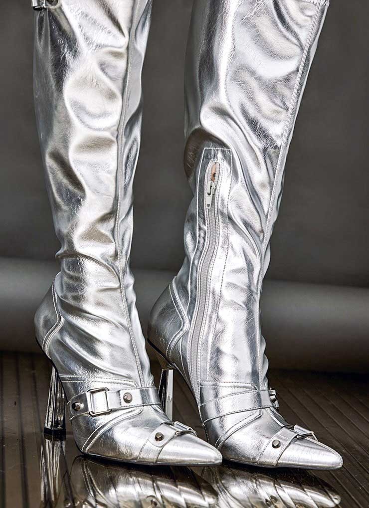 Winter lights up! Silver boots are trendy