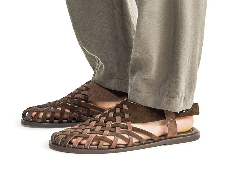 Sandalias masculinas combinan tiras, calados y fondos robustos