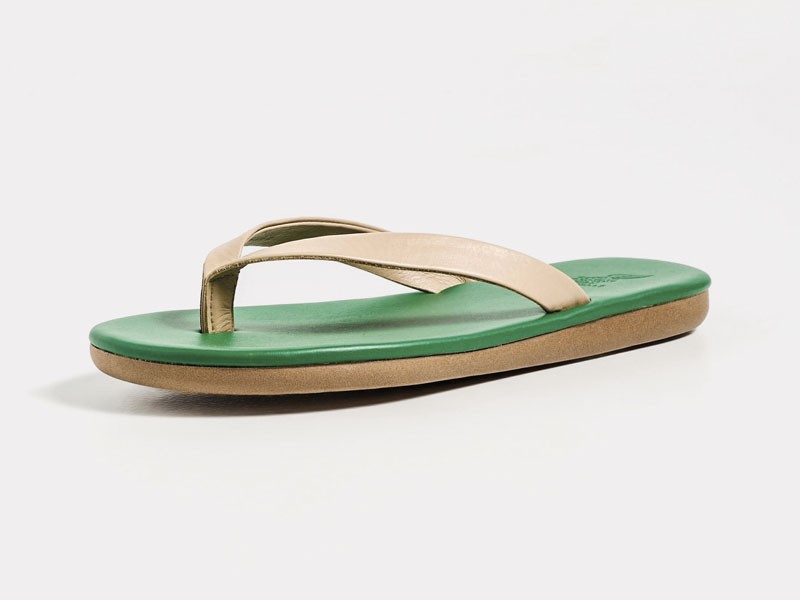 Ojotas playeras articulan color, tiras y bases bajas