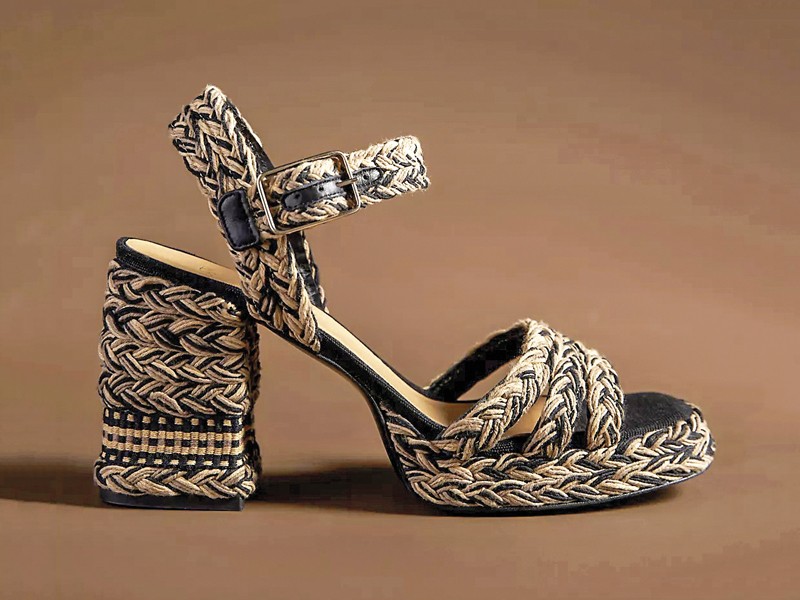 Sandalias altas: Sobrias y elegantes