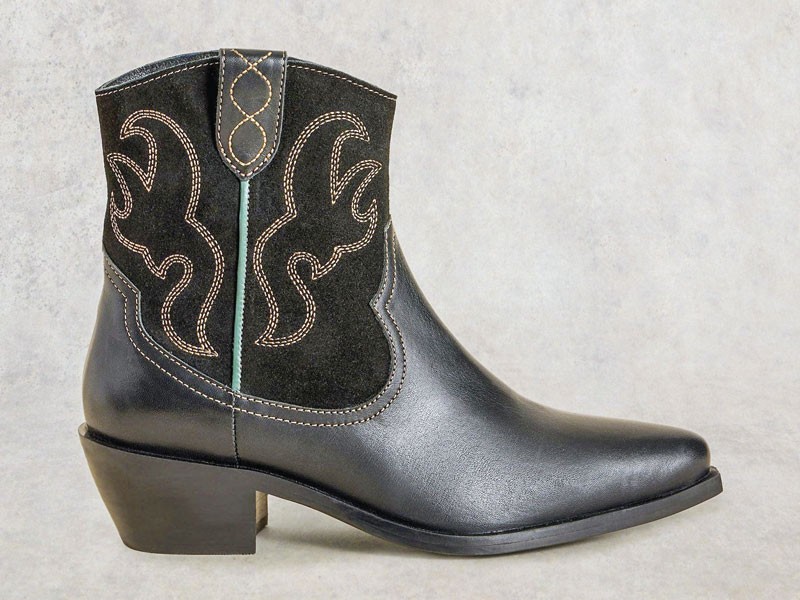 Flat cowboy boots/booties