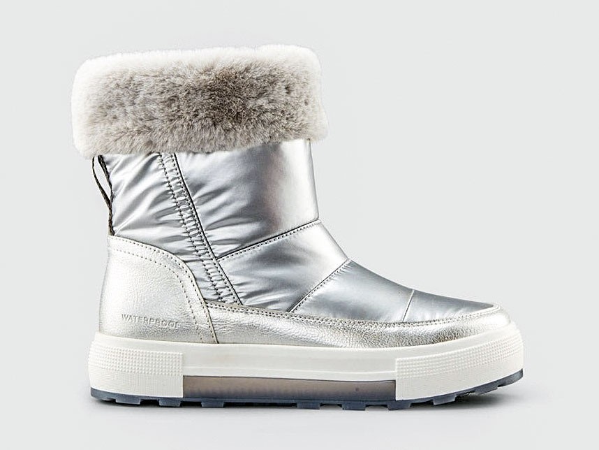 Winter lights up! Silver boots are trendy