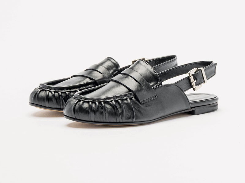 Slingback femeninos afinan puntas, brillo y talones