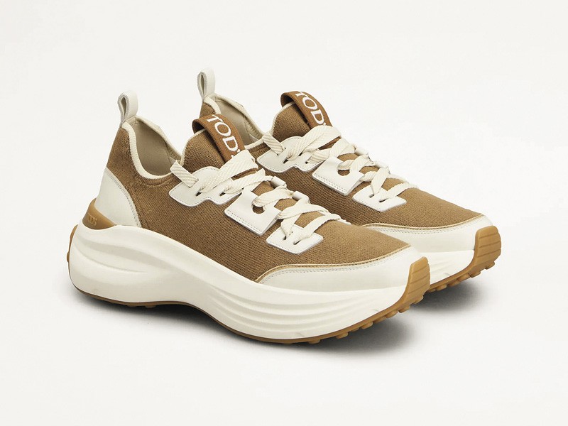 Sneakers chunky refuerzan volumen, suelas y capas técnicas