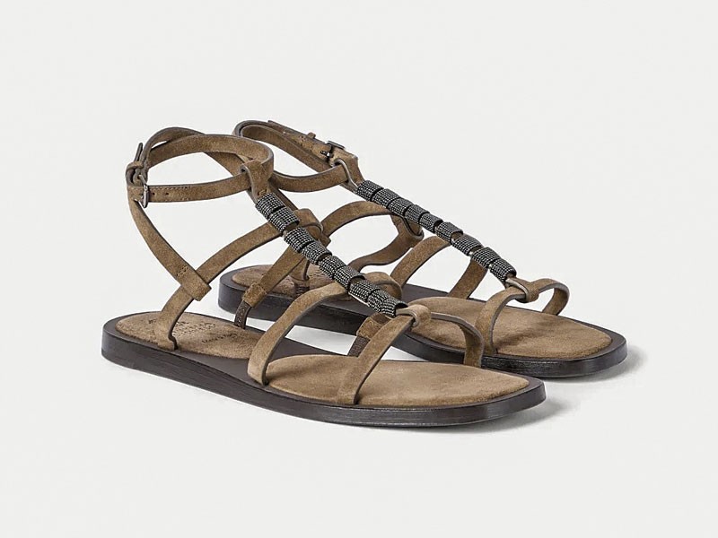 Sandalias romanas enlazan tiras, hebillas y tobillos