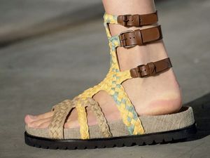 CALZADO-ZAPATO-MUJER-SANDALIAS-BAJAS-FOOTWEAR-SHOES-WOMAN-SANDALS-SERMA-alberta-ferretti-clp-rs19-2502-jpg.jpg