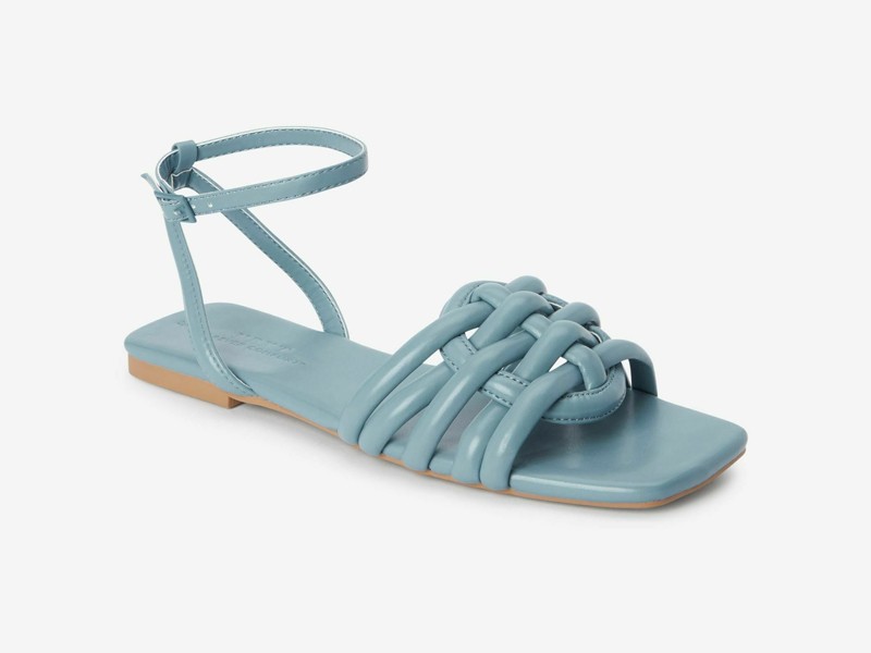 Trend in slides and sandals: Tubular and padded straps