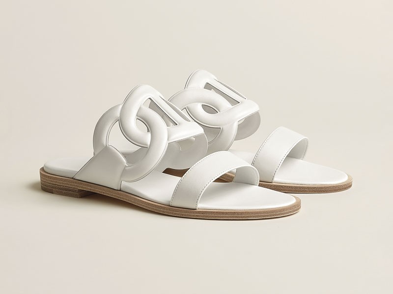 Sandalias femeninas aclaran tiras, hebillas y bases