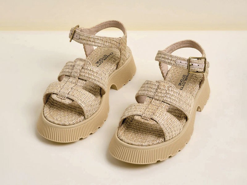 Sandalias femeninas aclaran tiras, hebillas y bases