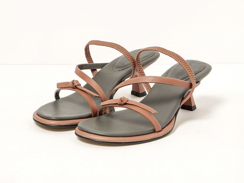 Sandalias altas equilibran tiras finas, color y volumen
