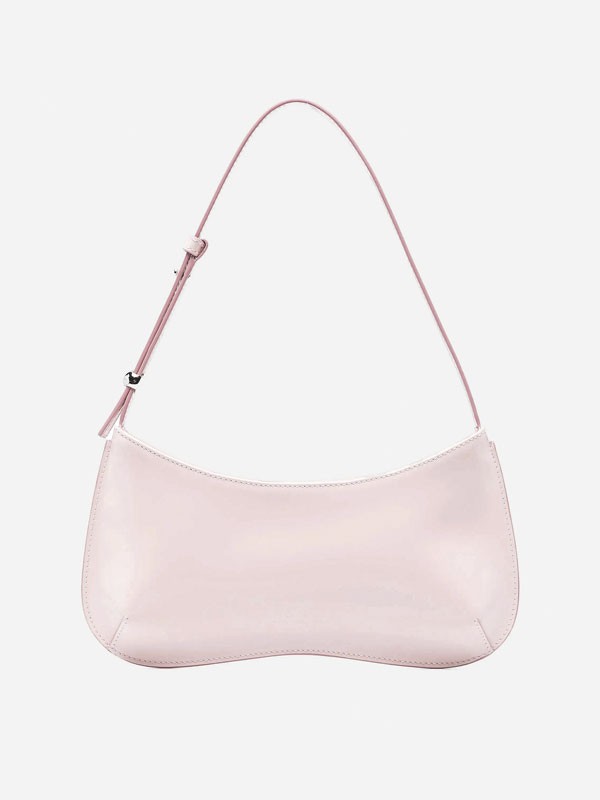 Calzado rosa suaviza siluetas urbanas con acentos brillantes
