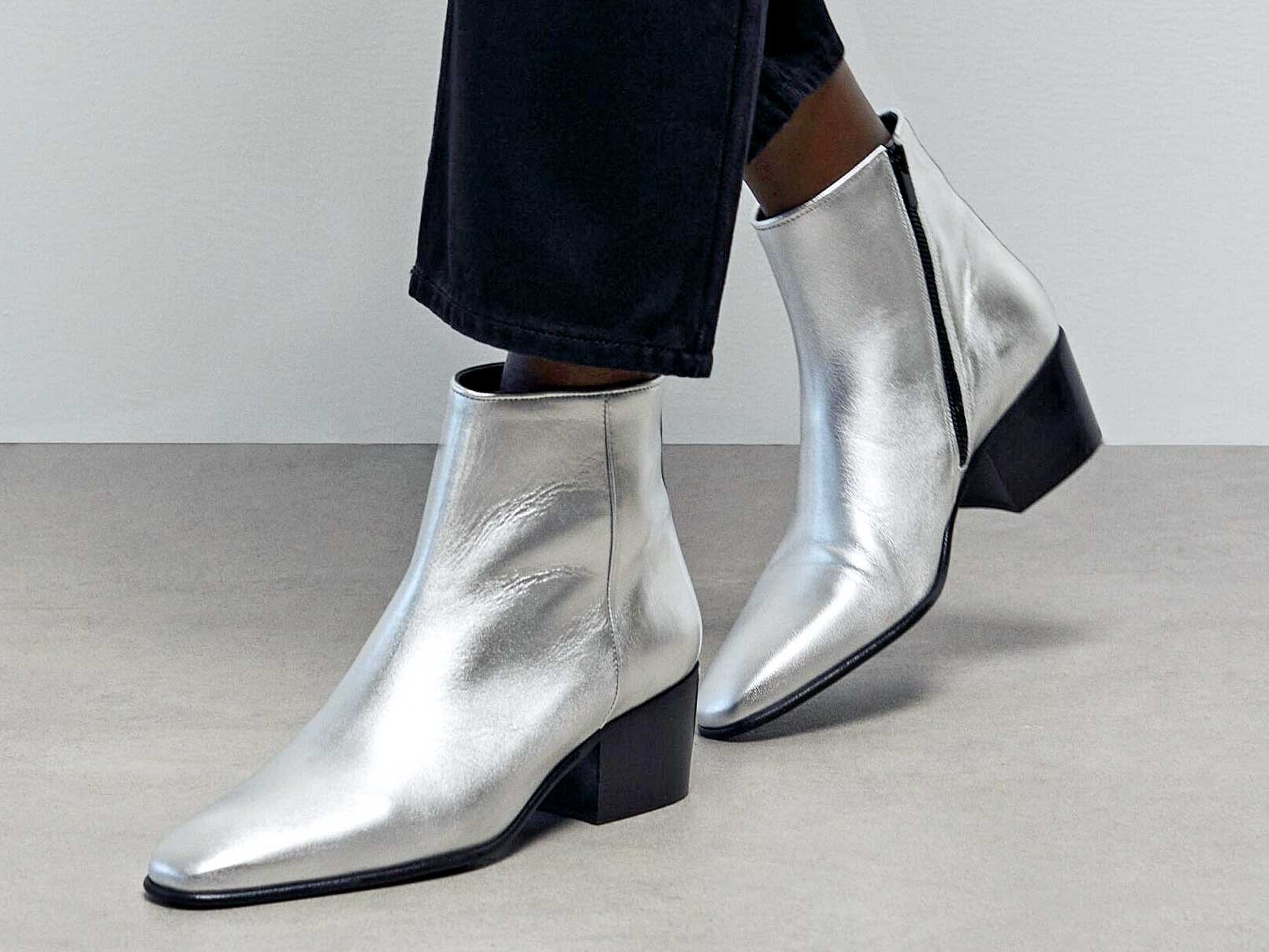 Winter lights up! Silver boots are trendy