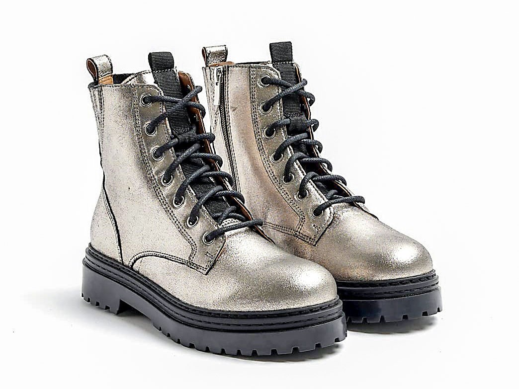 Winter lights up! Silver boots are trendy