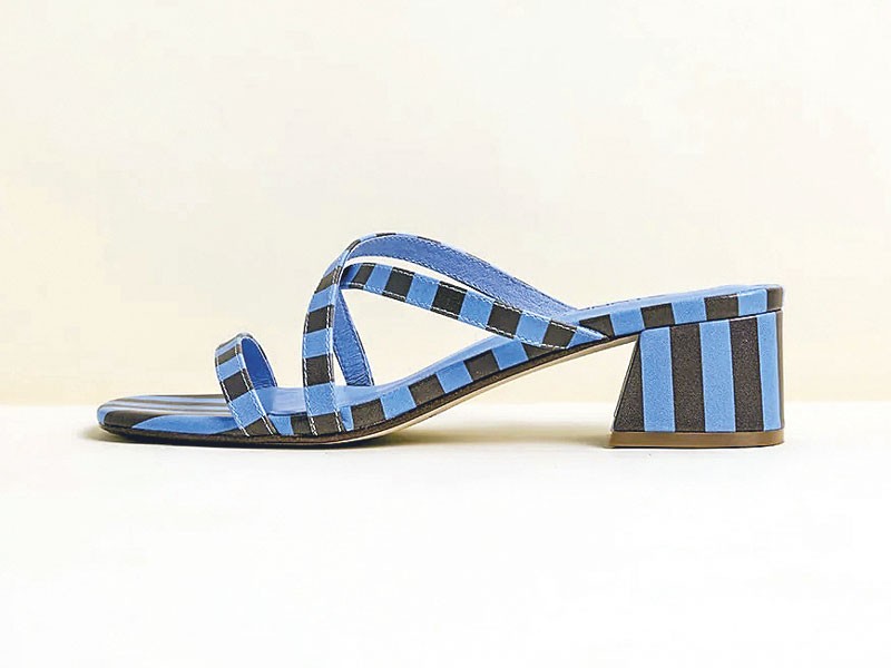Sandalias altas equilibran tiras finas, color y volumen