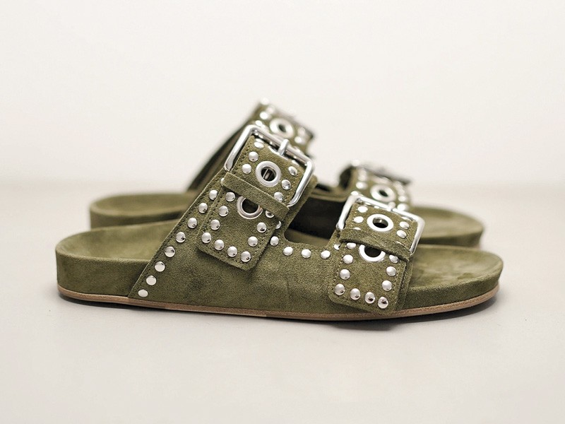 Herrajes transforman sandalias con hebillas, tachas y cruces