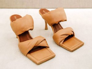 CALZADO-ZAPATO-MUJER-MULES-CHANCLAS-ALTAS-MODA-FOOTWEAR-SHOES-WOMAN-FASHION-SERMA-twist-strap-camel-mules-alohas-2.jpg