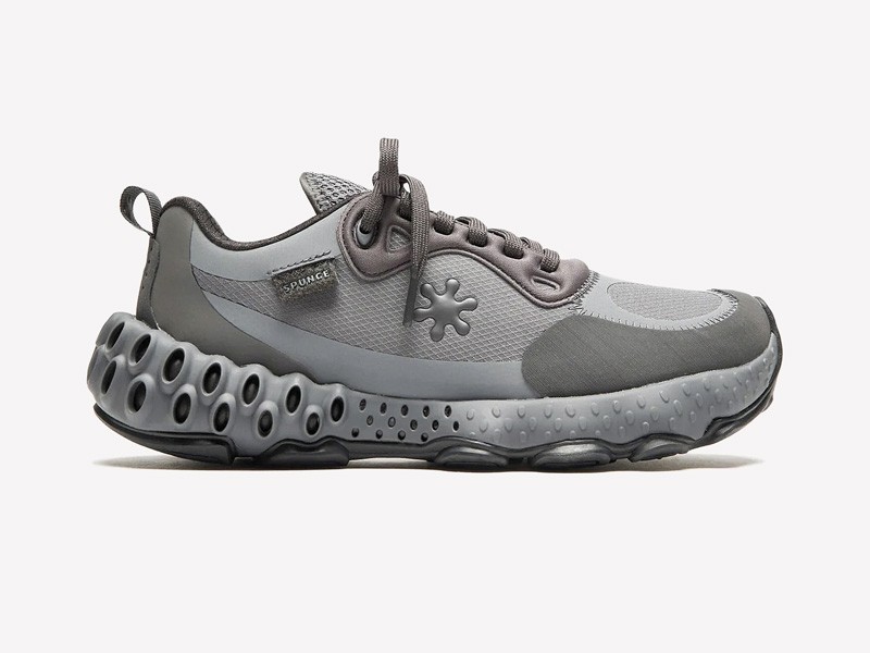 Sneakers chunky refuerzan volumen, suelas y capas técnicas
